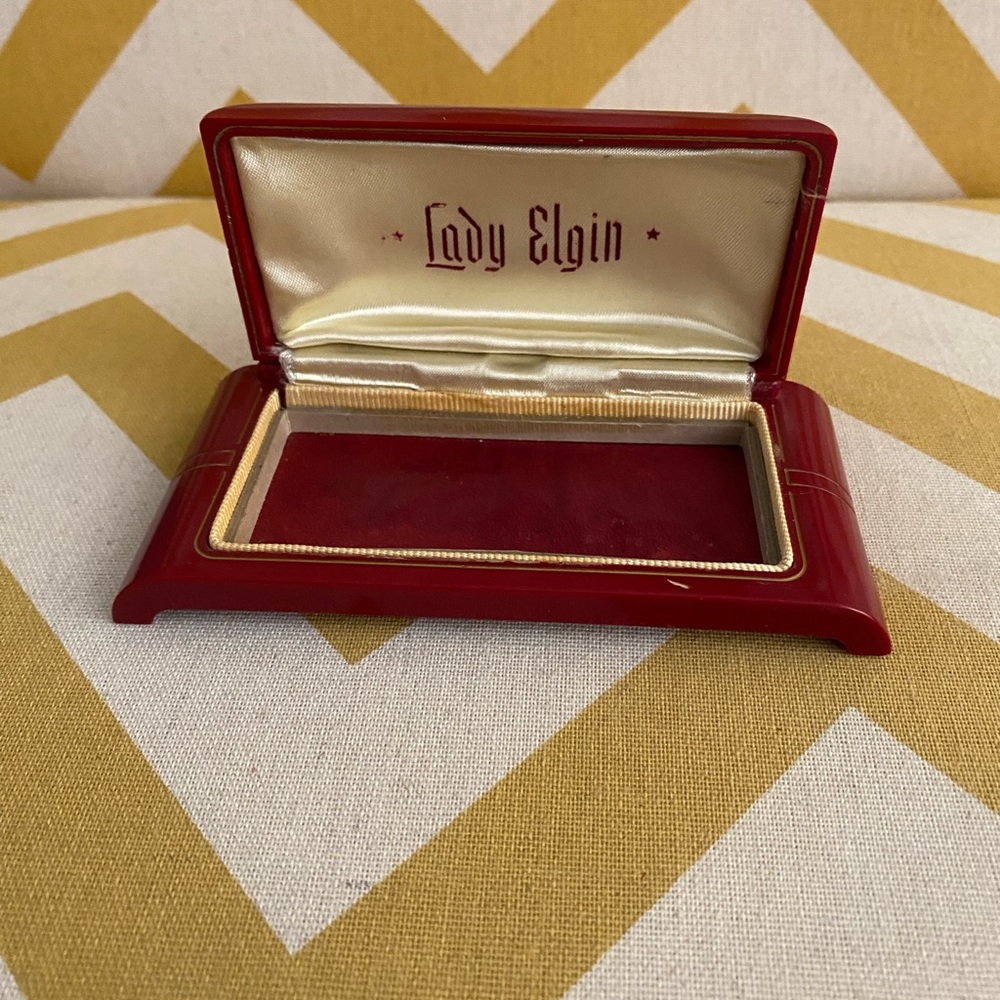 Lady Elgin Red Art Deco watch box (GG)
